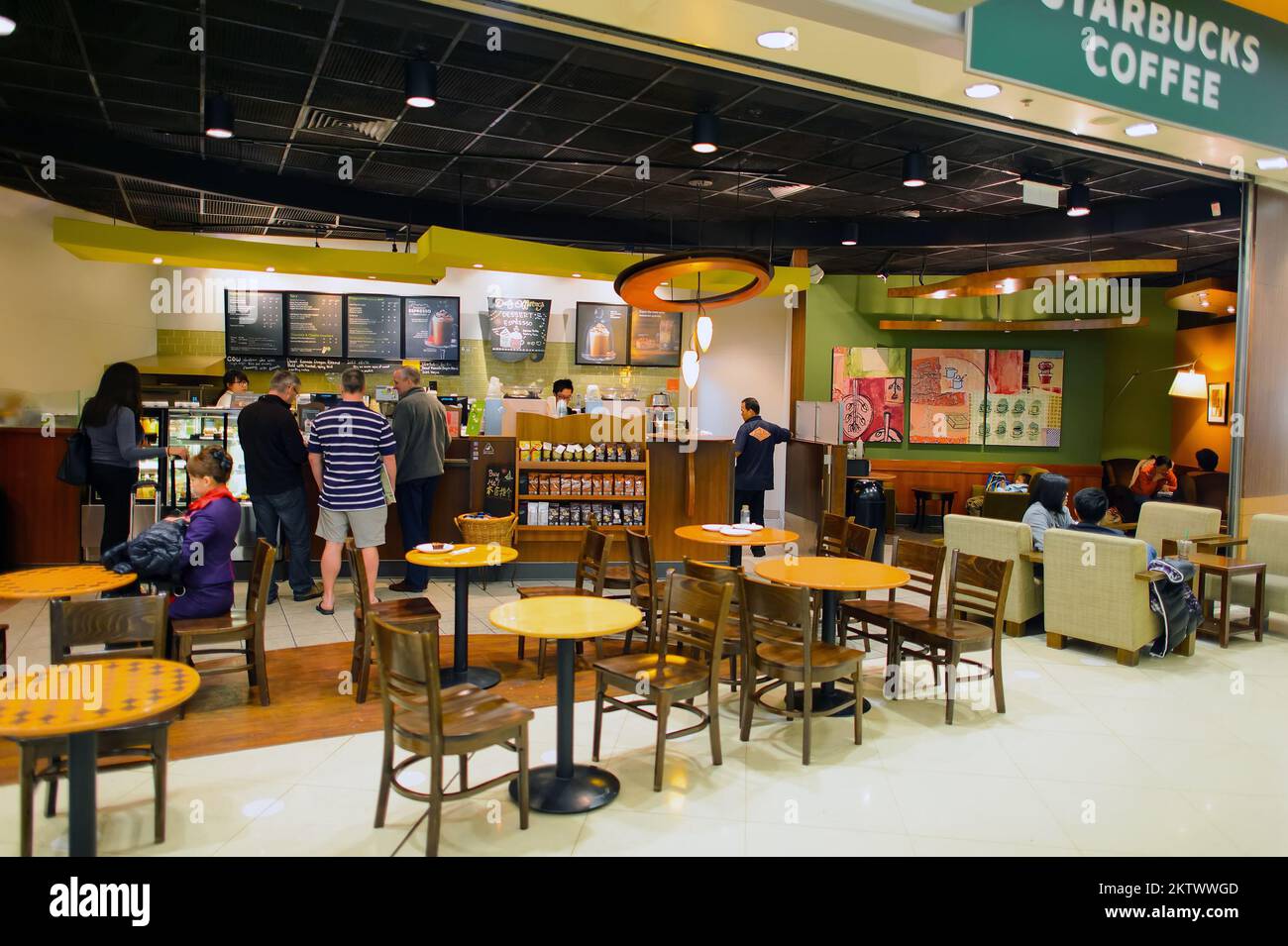 HONG KONG - 04 DE FEBRERO de 2015: Cafetería Starbucks en el aeropuerto de  Hong Kong. Starbucks es la empresa de cafetería más grande del mundo, con  más de 23000 st Fotografía de stock - Alamy