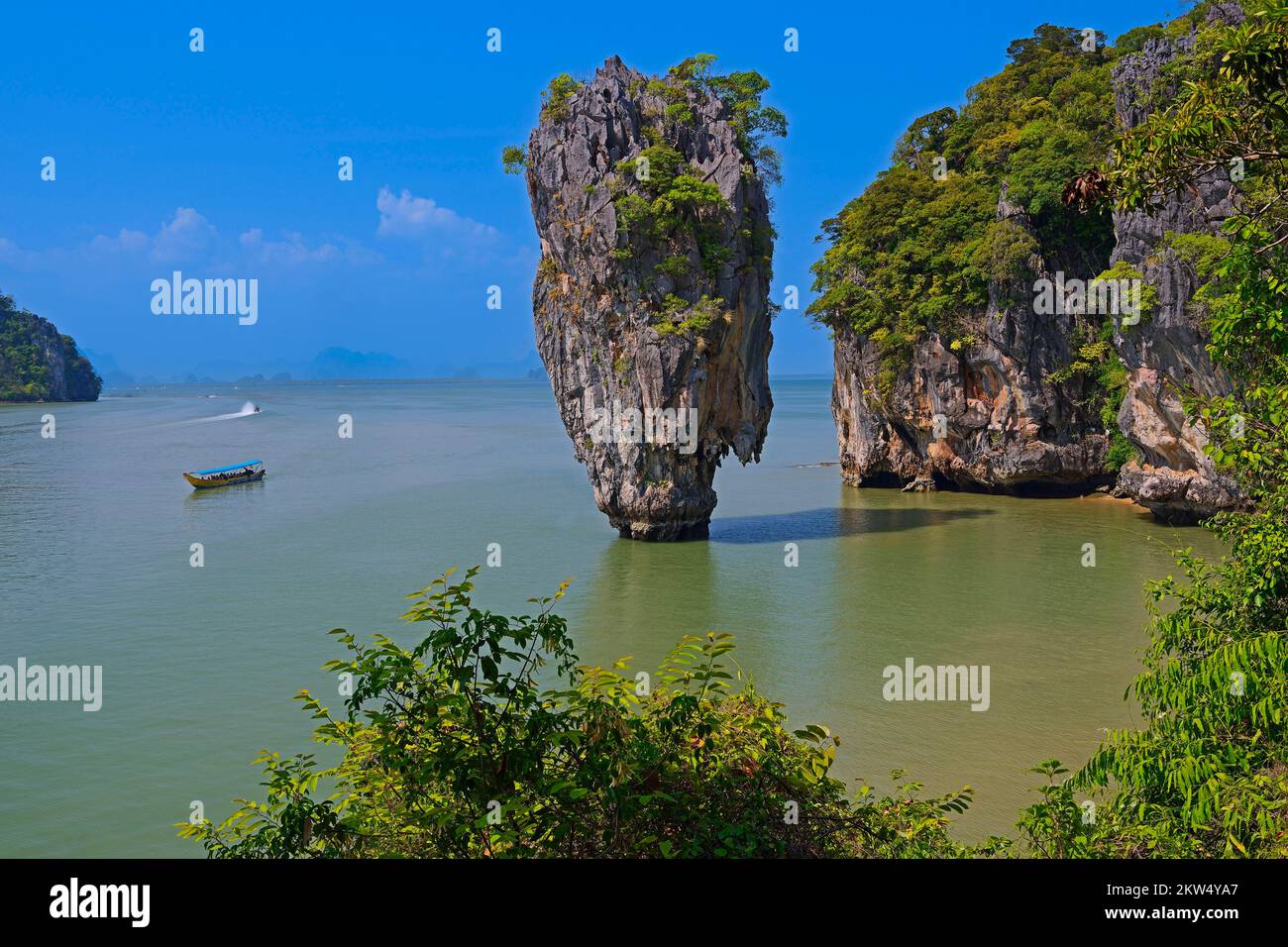 Impresionante formación rocosa en la isla Khao Phing Kan, también en la isla James Bond, Tailandia, Asia Foto de stock