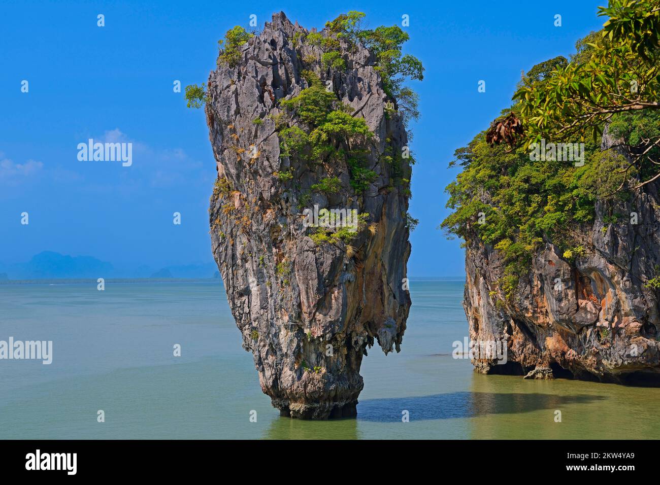 Impresionante formación rocosa en la isla Khao Phing Kan, también en la isla James Bond, Tailandia, Asia Foto de stock