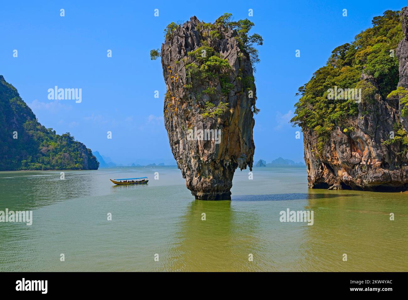 Impresionante formación rocosa en la isla Khao Phing Kan, también en la isla James Bond, Tailandia, Asia Foto de stock