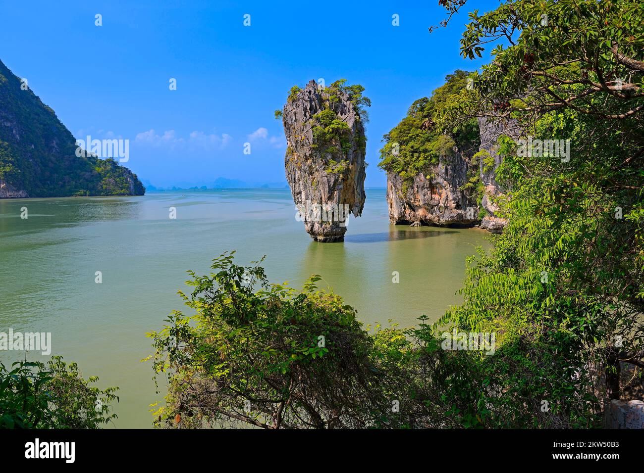 Impresionante formación rocosa en la isla Khao Phing Kan, también en la isla James Bond, Tailandia, Asia Foto de stock