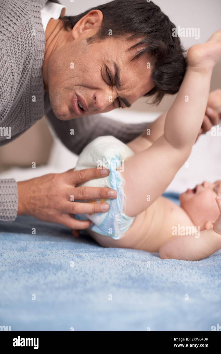 Padre cambiando pañales de bebé fotografías e imágenes de alta resolución -  Alamy