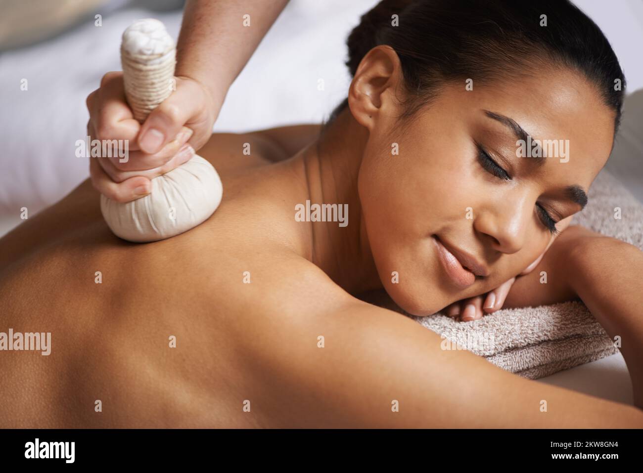 Salir de toda la ansiedad. una joven atractiva que disfruta de un masaje en el spa. Foto de stock