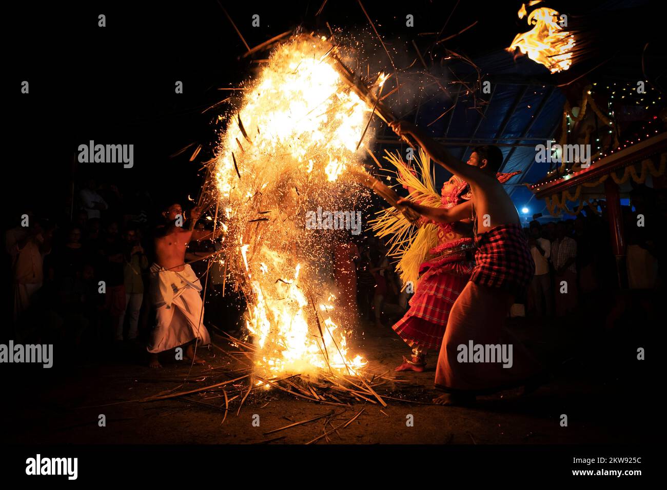 Theyyam Fesitavls del norte de Kerala, festival de arte tradicional ocurre cada año en Kannur, Kerala Foto de stock
