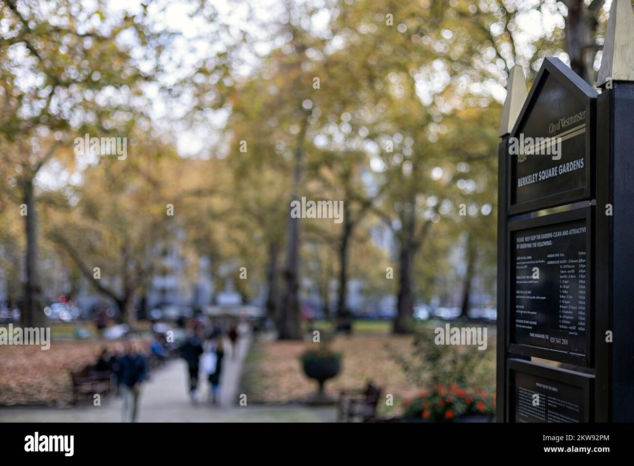 LONDRES, Reino Unido - 16 DE NOVIEMBRE de 2022: Cartel informativo de madera en la entrada de Berkeley Square Gardens, Mayfair, con fondo difuso Foto de stock