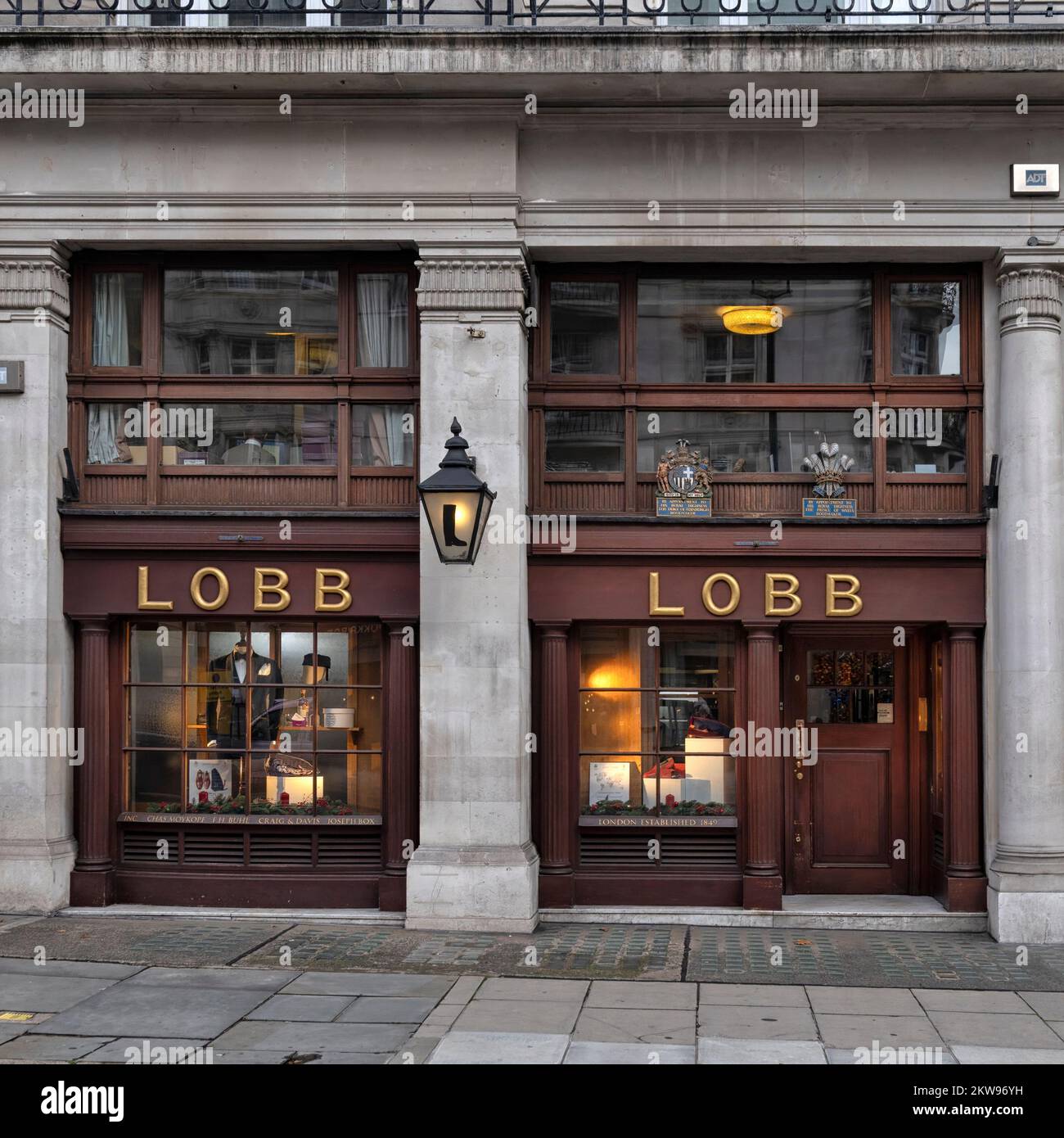 LONDRES, Reino Unido - 16 DE NOVIEMBRE de 2022: Vista exterior de la tienda John Lobb Bootmaker en St James's Street Foto de stock