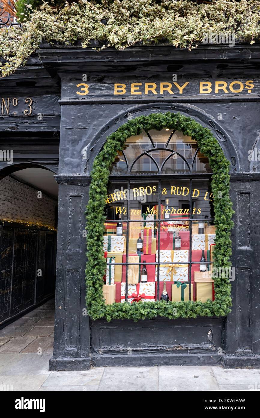 LONDRES, Reino Unido - 16 DE NOVIEMBRE de 2022: Ventana de Berry Bros y Rudd Wine Merchants en St James's Street, Mayfair con cartel Foto de stock