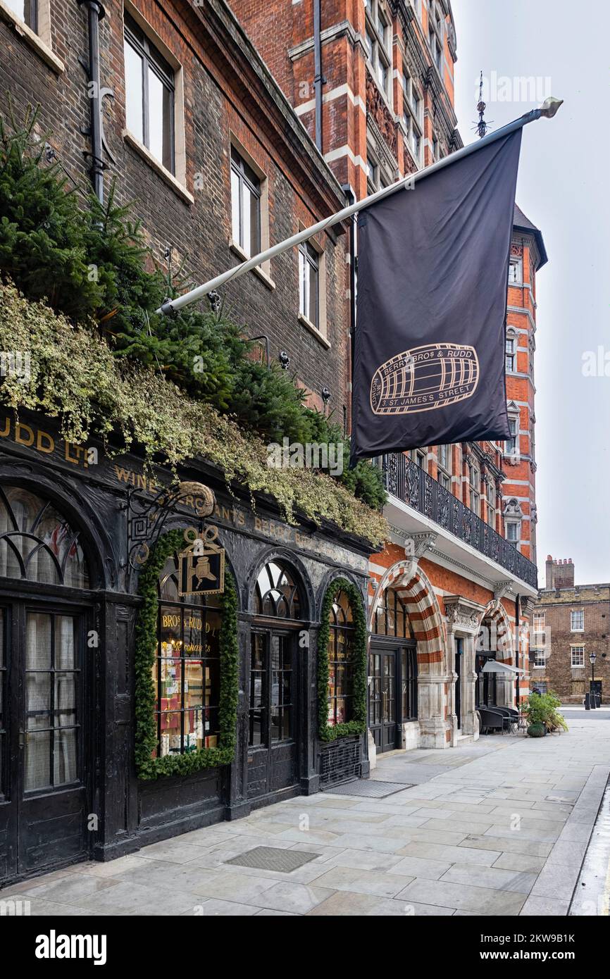 LONDRES, Reino Unido - 16 DE NOVIEMBRE de 2022: Vista exterior de Berry Bros y Rudd Wine Merchants en St James's Street, Mayfair con cartel Foto de stock