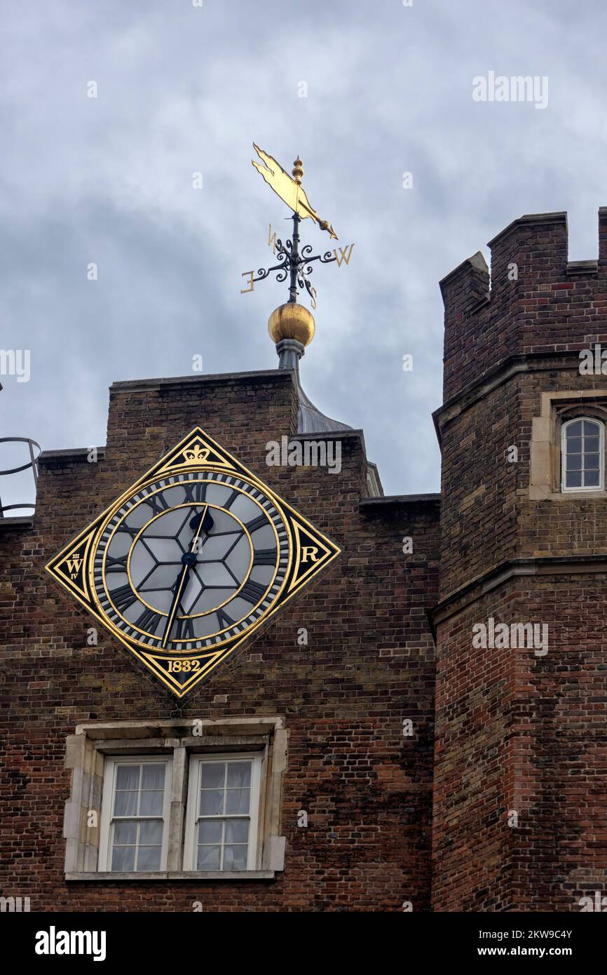 LONDRES, Reino Unido - 16 DE NOVIEMBRE de 2022: Reloj en la puerta de entrada de St. Palacio de James Foto de stock