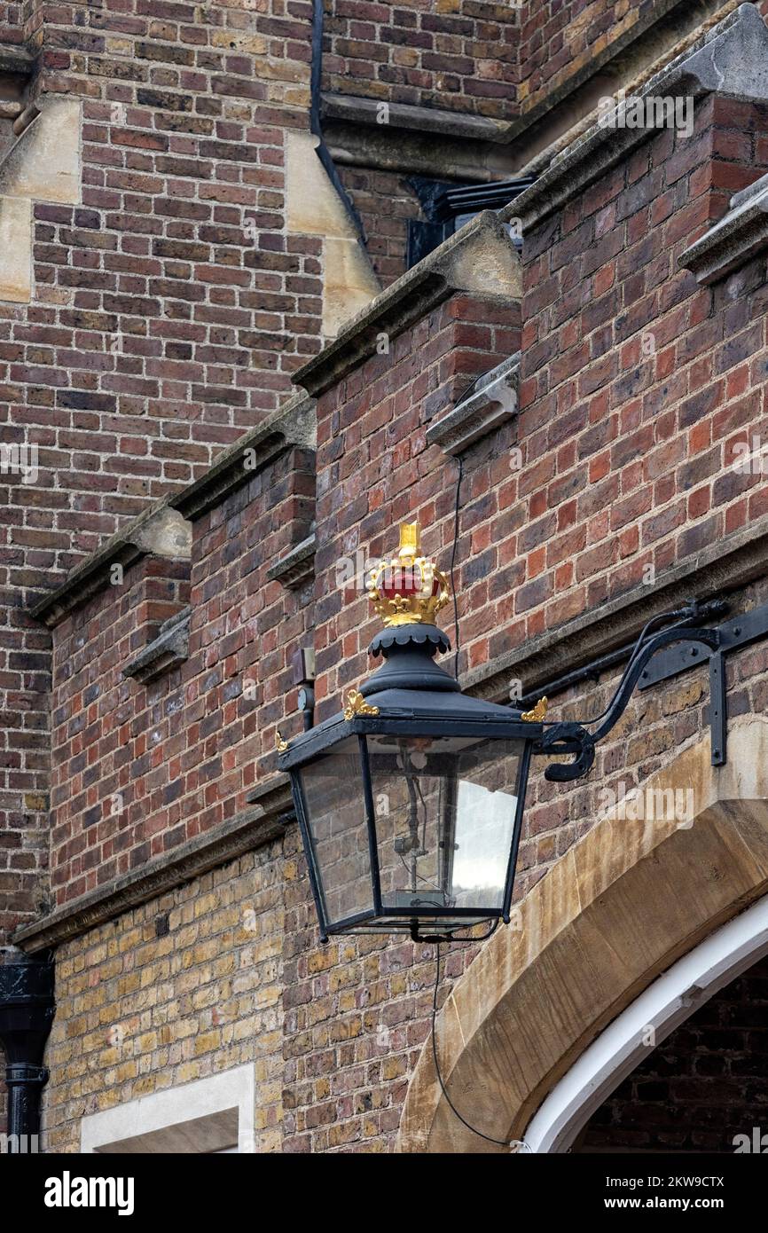 LONDRES, Reino Unido - 16 DE NOVIEMBRE de 2022: Lámpara en el exterior de St. Palacio de James Foto de stock