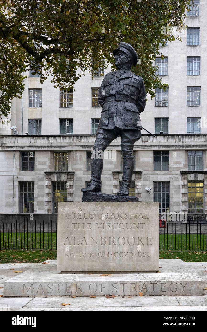LONDRES, Reino Unido - 16 DE NOVIEMBRE de 2022: Estatua del vizconde Alan Brooke (de Ivor Roberts-Jones) frente al edificio del Ministerio de Defensa en Whitehall Foto de stock
