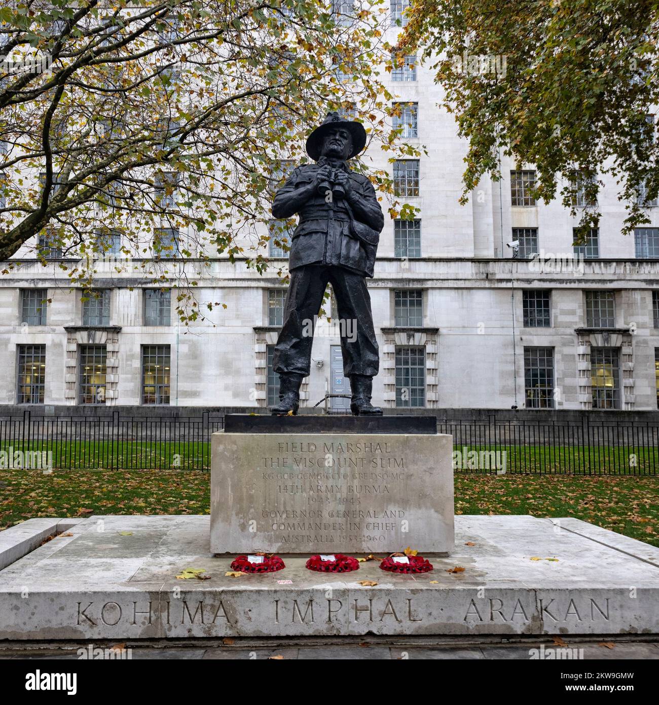 LONDRES, Reino Unido - 16 DE NOVIEMBRE de 2022: Estatua del vizconde William Slim (por Ivor Roberts-Jones) fuera del edificio del Ministerio de Defensa en Whitehall con p Foto de stock
