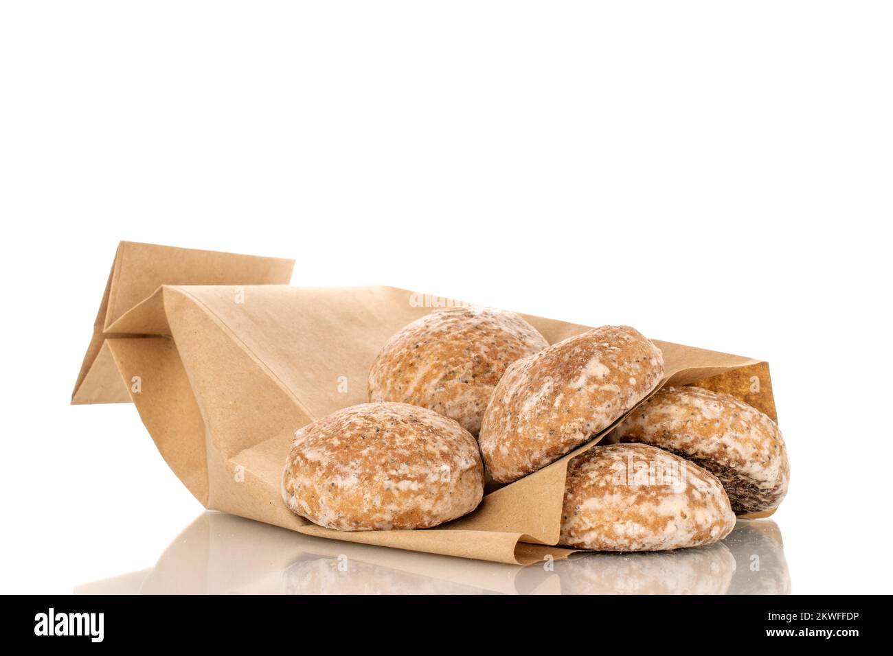 Varias galletas dulces y sabrosas de jengibre con bolsa de papel, macro, aisladas sobre fondo blanco. Foto de stock
