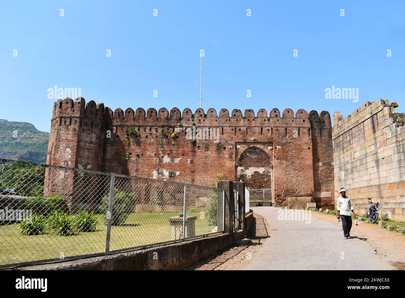 INDIA, GUJRAT, 2022 de octubre, Turista en las puertas del sur de Bhadra en Champaner, construido por el sultán Mahmud Begada siglo 15th, un lugar declarado Patrimonio de la Humanidad por la UNESCO Foto de stock