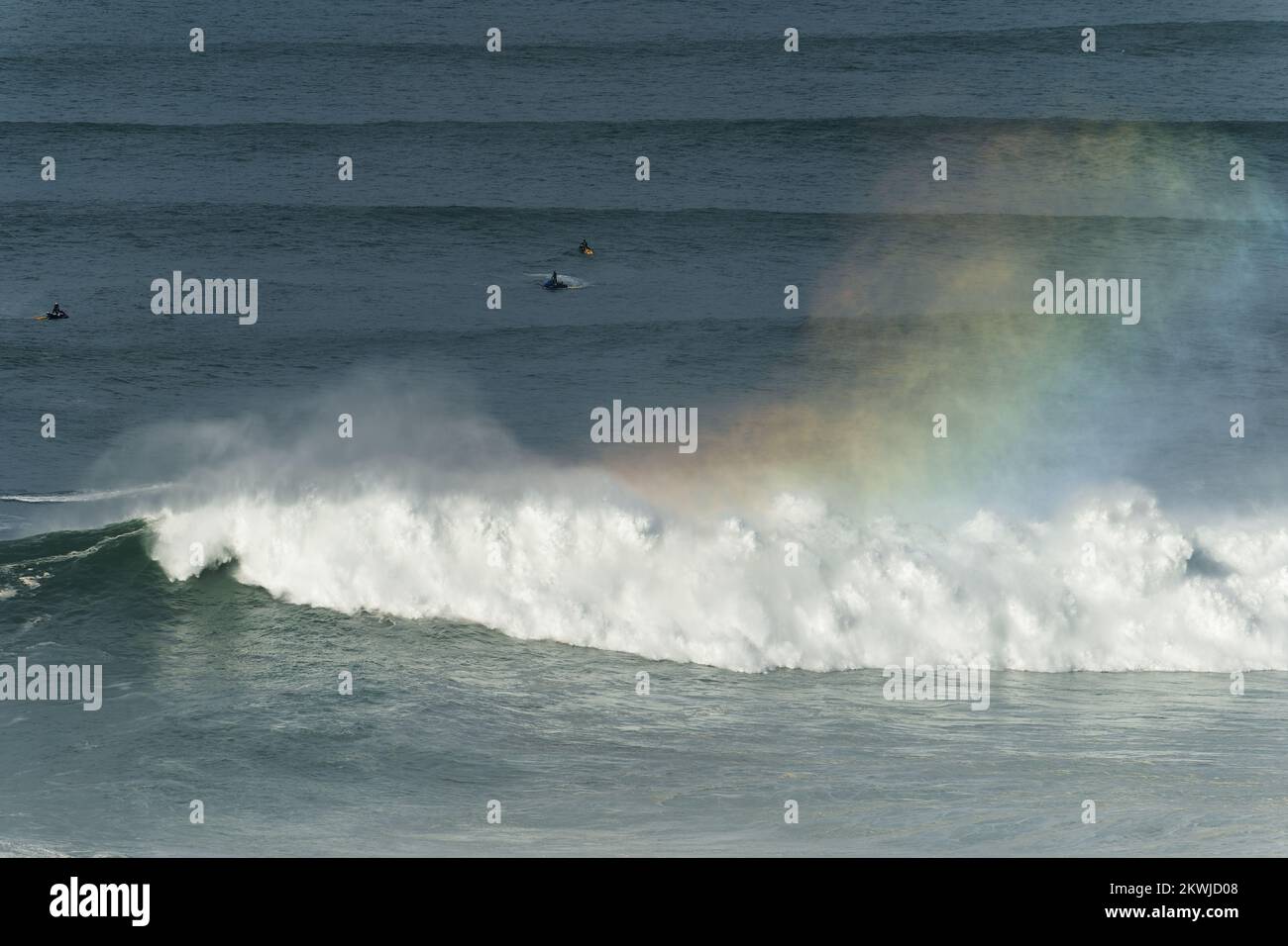 Grandes olas gigantes rompiendo en Nazaré, Portugal creando un arco