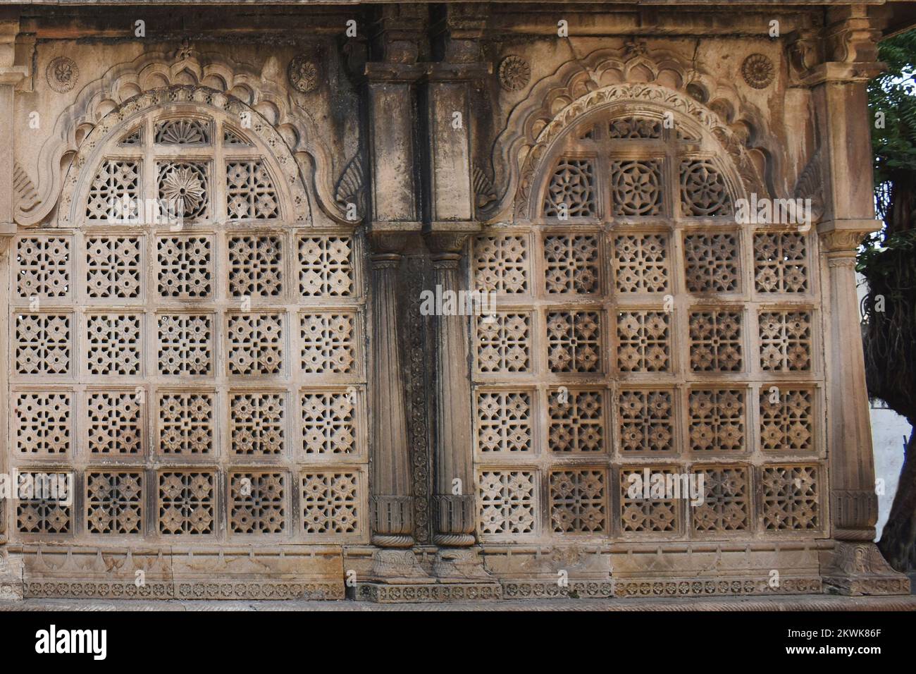 Vista de cerca de Maqbara cerca de la tumba del Sultán Ahmed, pared exterior de arquitectura con tallas intrincadas en piedra, Ahmedabad, Gujarat, India Foto de stock