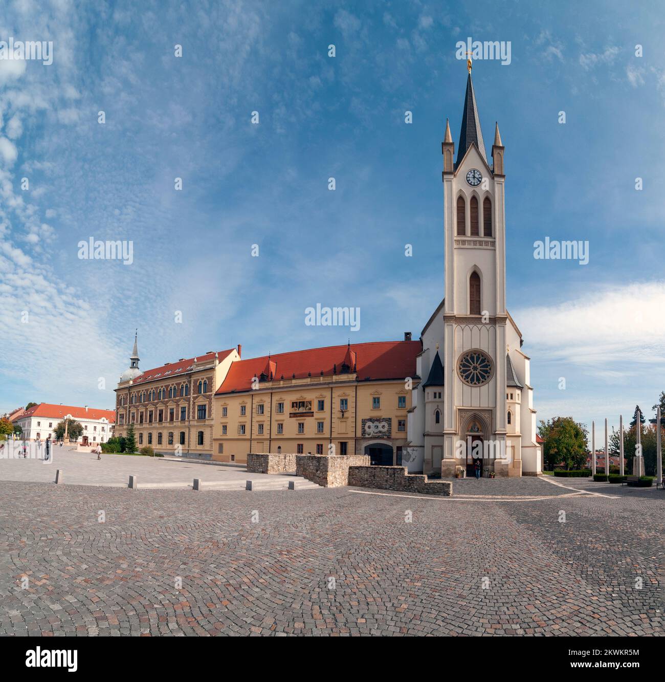Iglesia de Nuestra Señora de Hungría en la plaza principal en el centro de Keszthely, Hungría. Keszthely es una ciudad húngara de 20.895 habitantes situada en el Foto de stock