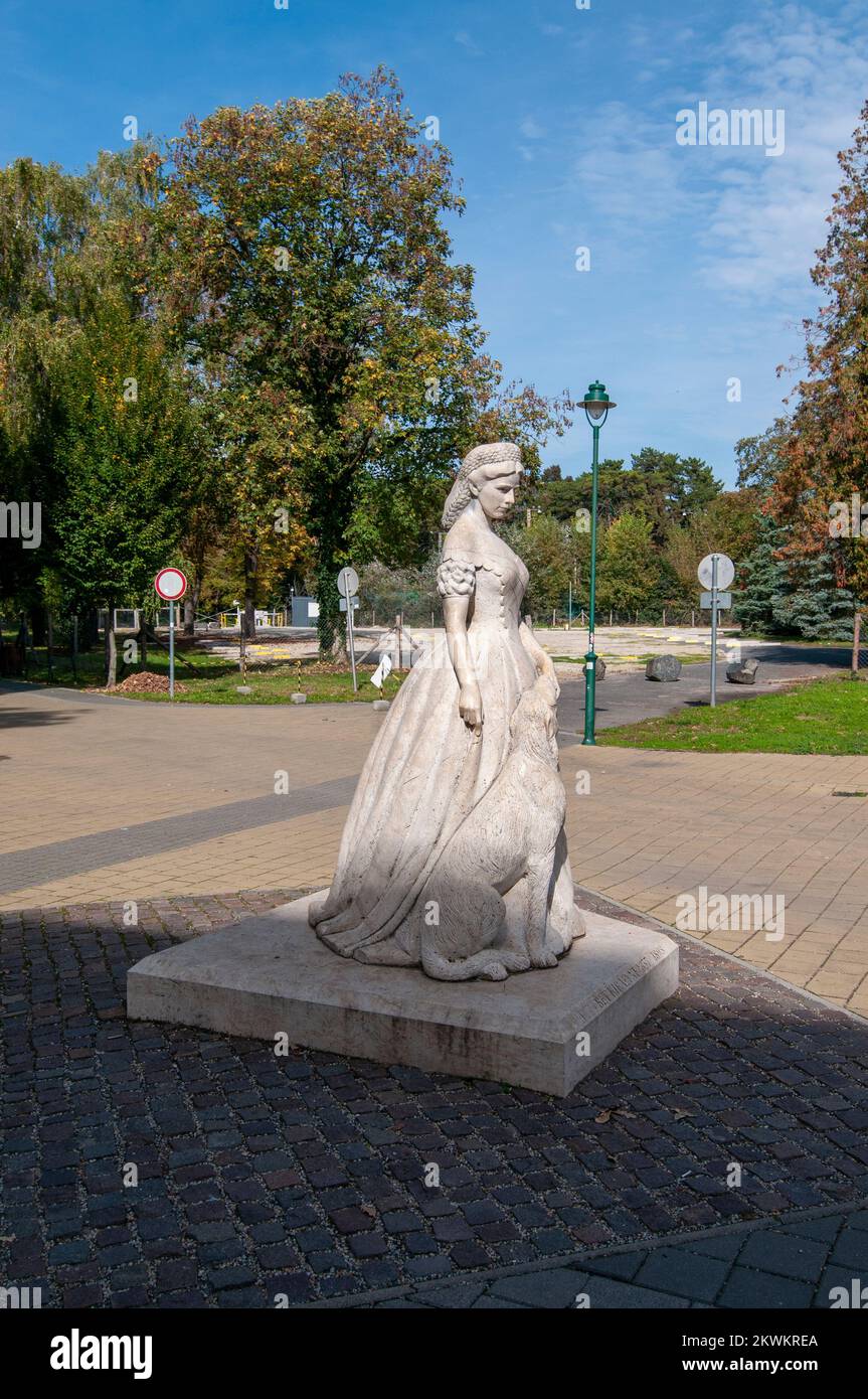 Estatua de Erzsebet Kiralyne, 1837-1898, Keszthely, Lago Balaton, Hungría. Reina Elisabeth de Hungría, Emperatriz de Austria, quien fue asesinada por una A. Foto de stock