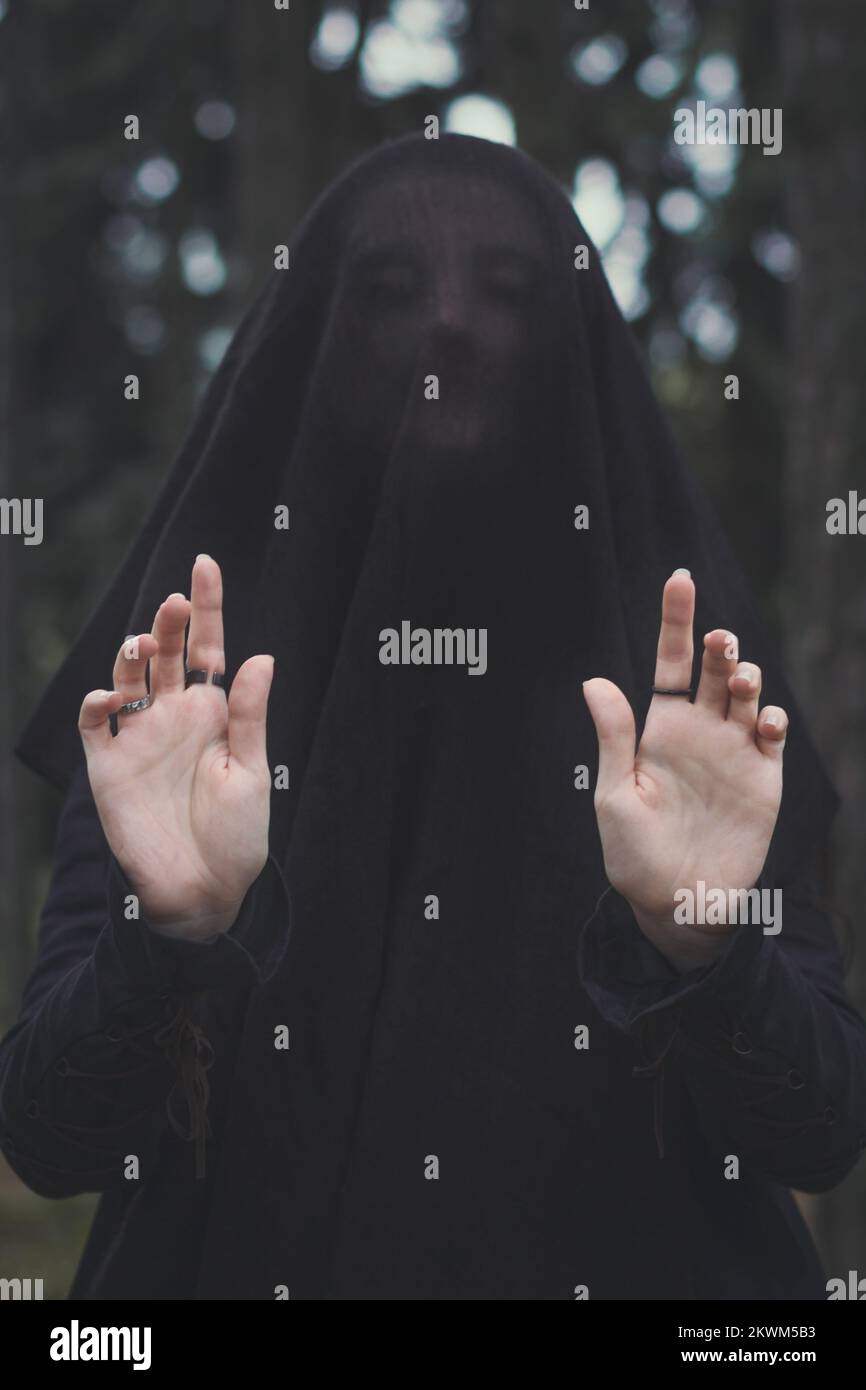 Mujer Cubierta Con Velo Negro Imagen de archivo - Imagen de