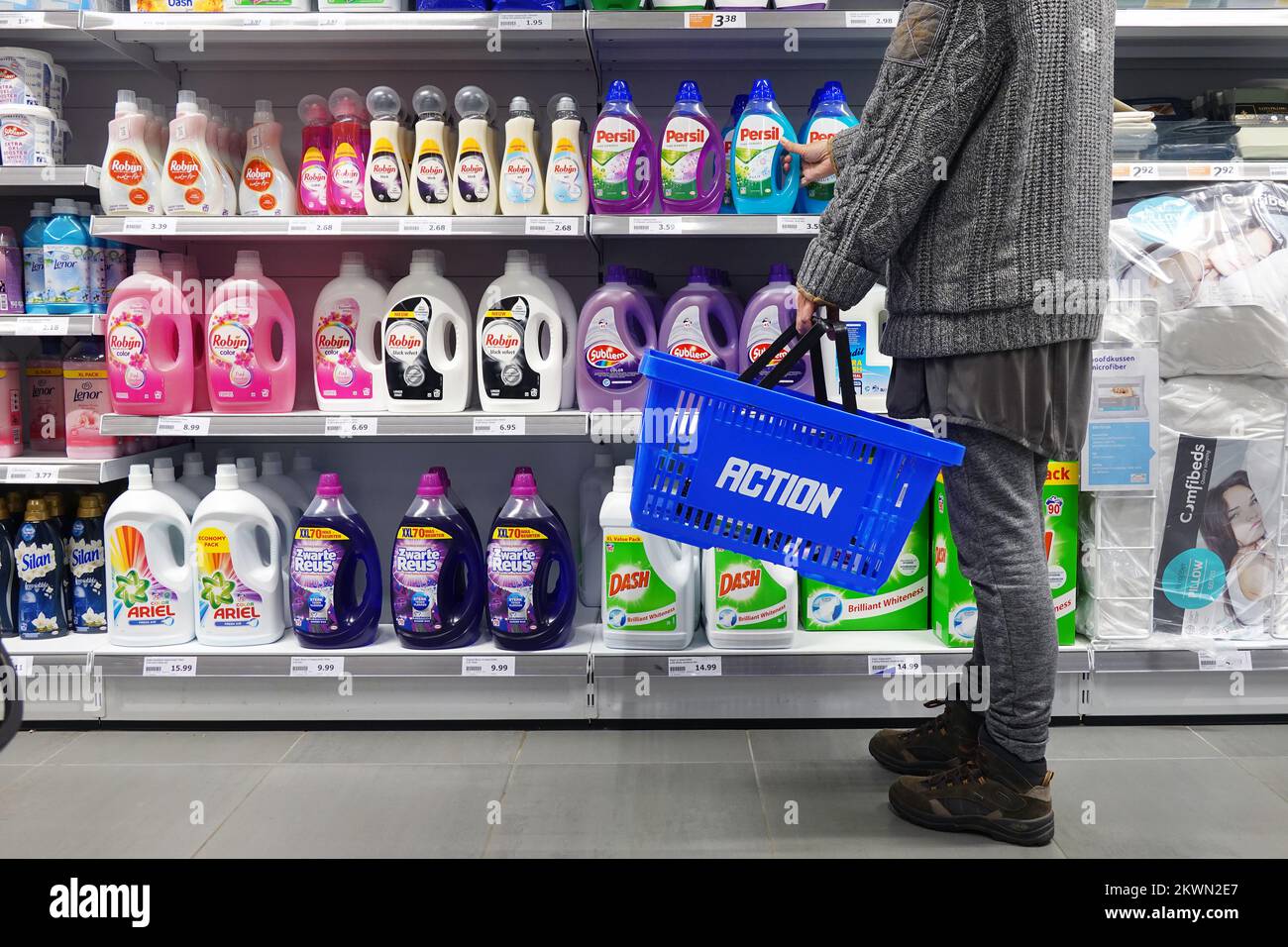 Comprar detergente Foto de stock