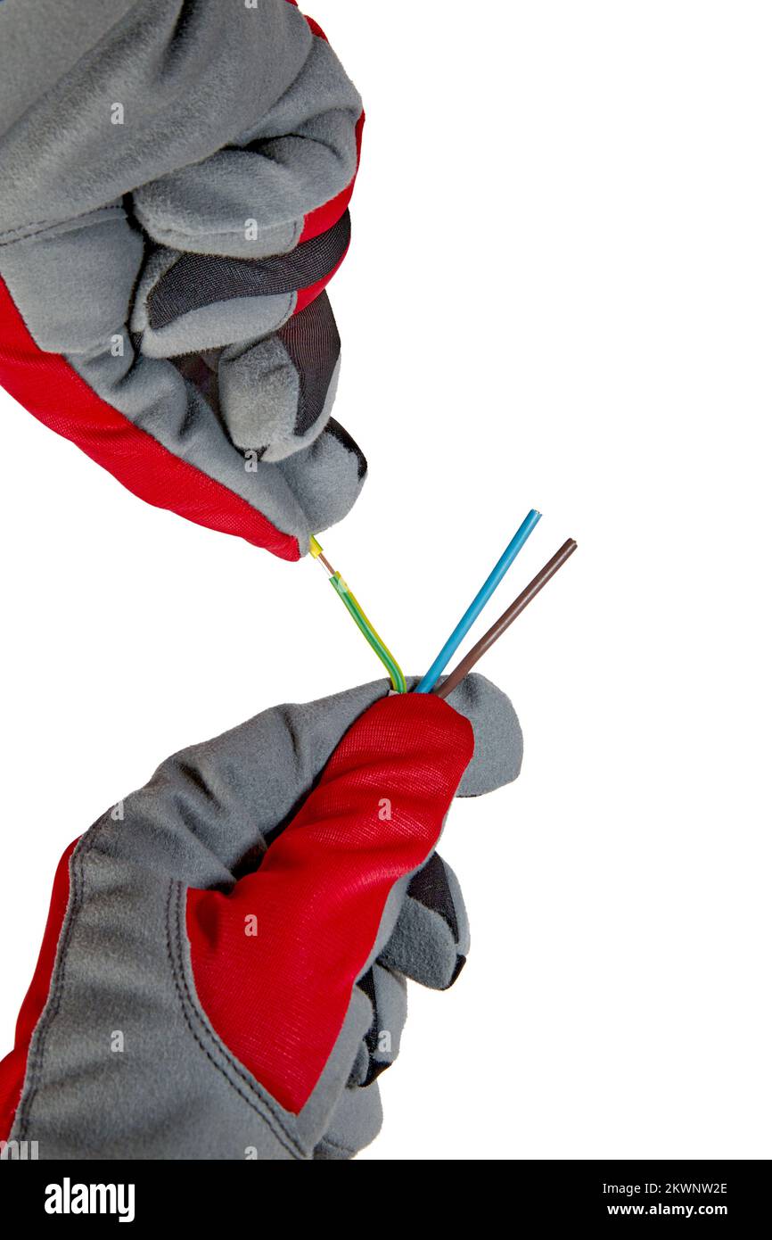 Manos con guantes protectores y cable eléctrico aislado sobre fondo blanco Foto de stock