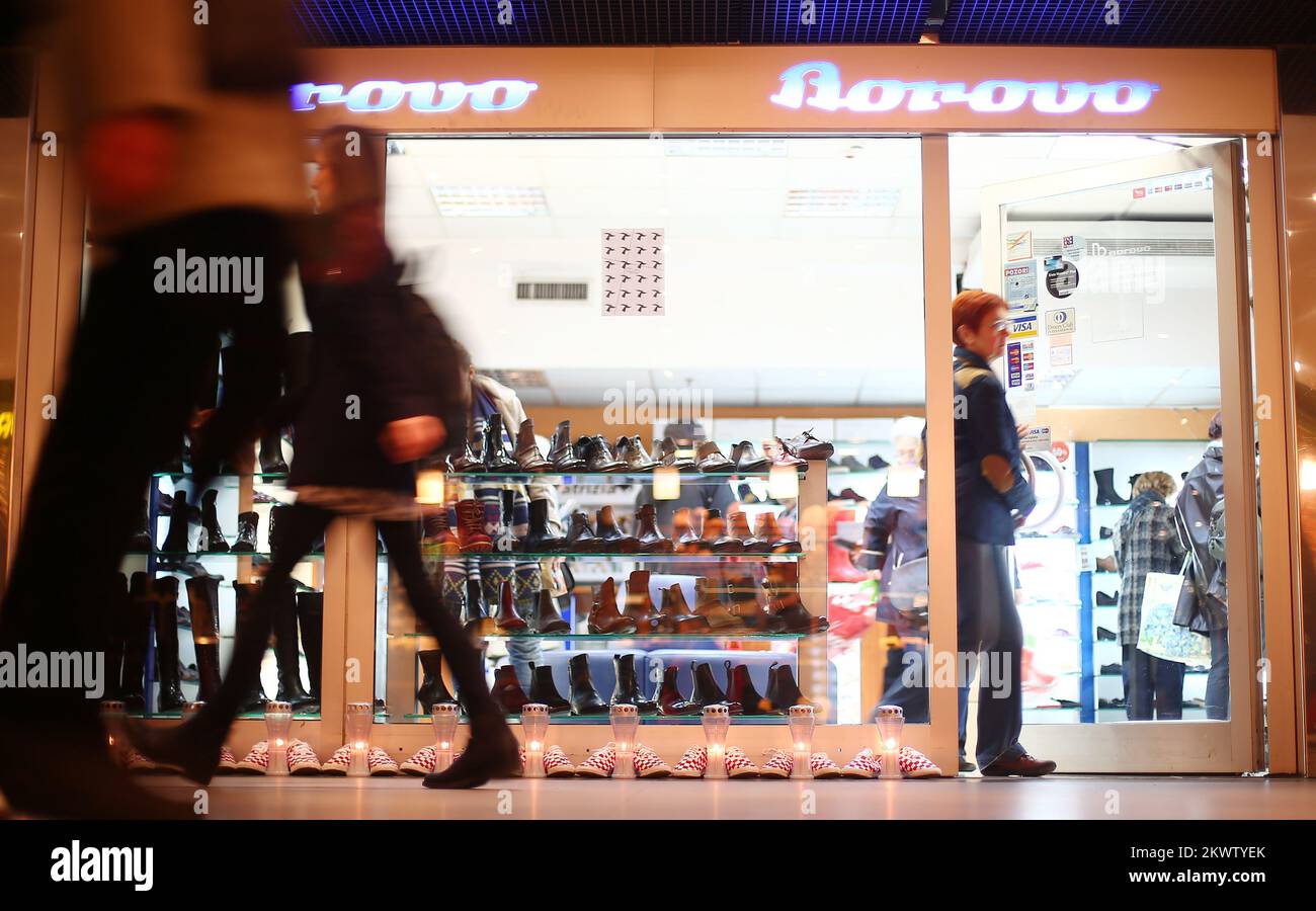 17.11.2015., Zagreb - En paso subterráneo debajo de la estación central en frente de la tienda Borovo encendió velas entre zapatillas de deporte la compañía Vukovar Borovo con