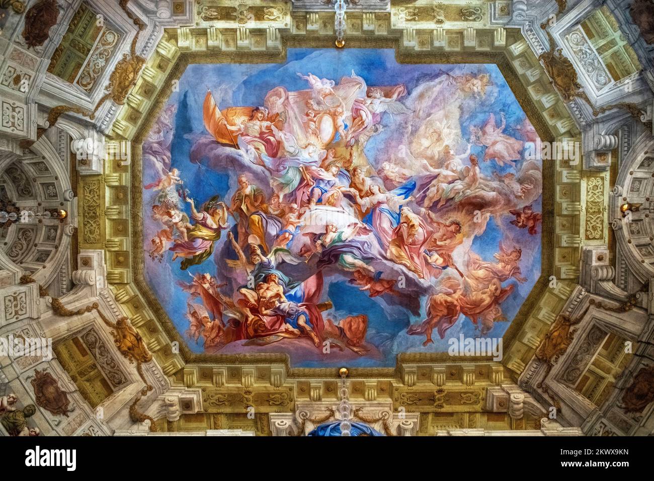 Techo interior Interior del palacio y museo Schloss Belvedere, Viena, Austria. Príncipe Eugenio como Apolo nuevo y líder de las Musas - Marble Hall Foto de stock