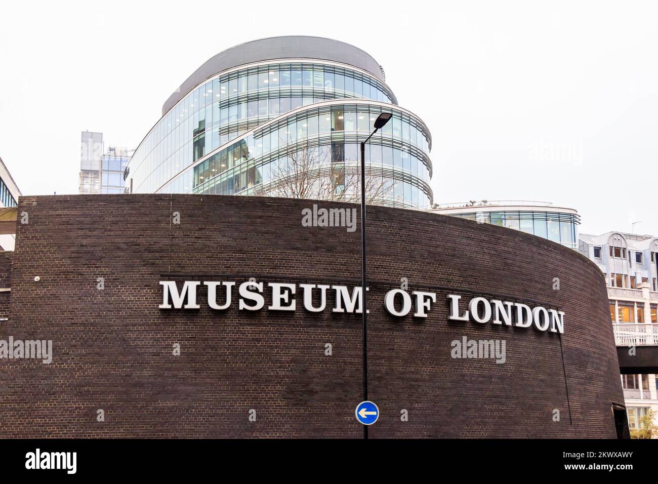 The Museum of London, London Wall, Londres, Reino Unido. El museo cierra el 4 de diciembre de 2022 después de 46 años para prepararse para un traslado a West Smithfield en 2026. El museo fue diseñado por los arquitectos Philip Powell e Hidalgo Moya e inaugurado en diciembre de 1976 Foto de stock