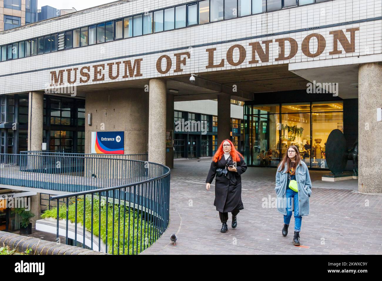 The Museum of London, London Wall, Londres, Reino Unido. El museo cierra el 4 de diciembre de 2022 después de 46 años para prepararse para un traslado a West Smithfield en 2026. El museo fue diseñado por los arquitectos Philip Powell e Hidalgo Moya e inaugurado en diciembre de 1976 Foto de stock