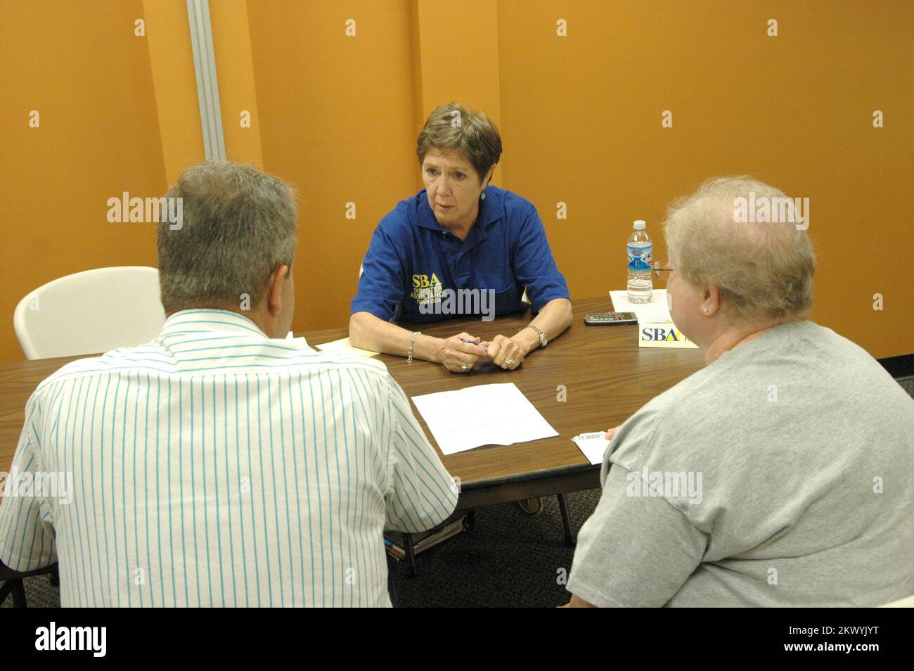 Tormentas severas, inundaciones, y tornados, Findlay, Ohio, 31 de agosto de 2007 La representante de la Administración de Pequeños Negocios (SBA) Rosalind Edmondson (centro) habla con los residentes sobre los préstamos de la SBA en el Centro de Recuperación por Desastre de Findlay (DRC). Varias agencias diferentes están ubicadas en los Centros de Recuperación para dar a los residentes afectados por desastres un lugar para hacer preguntas sobre el proceso de recuperación. Mark Wolfe/FEMA. Fotografías relacionadas con los Programas, Actividades y Funcionarios de Manejo de Desastres y Emergencias Foto de stock