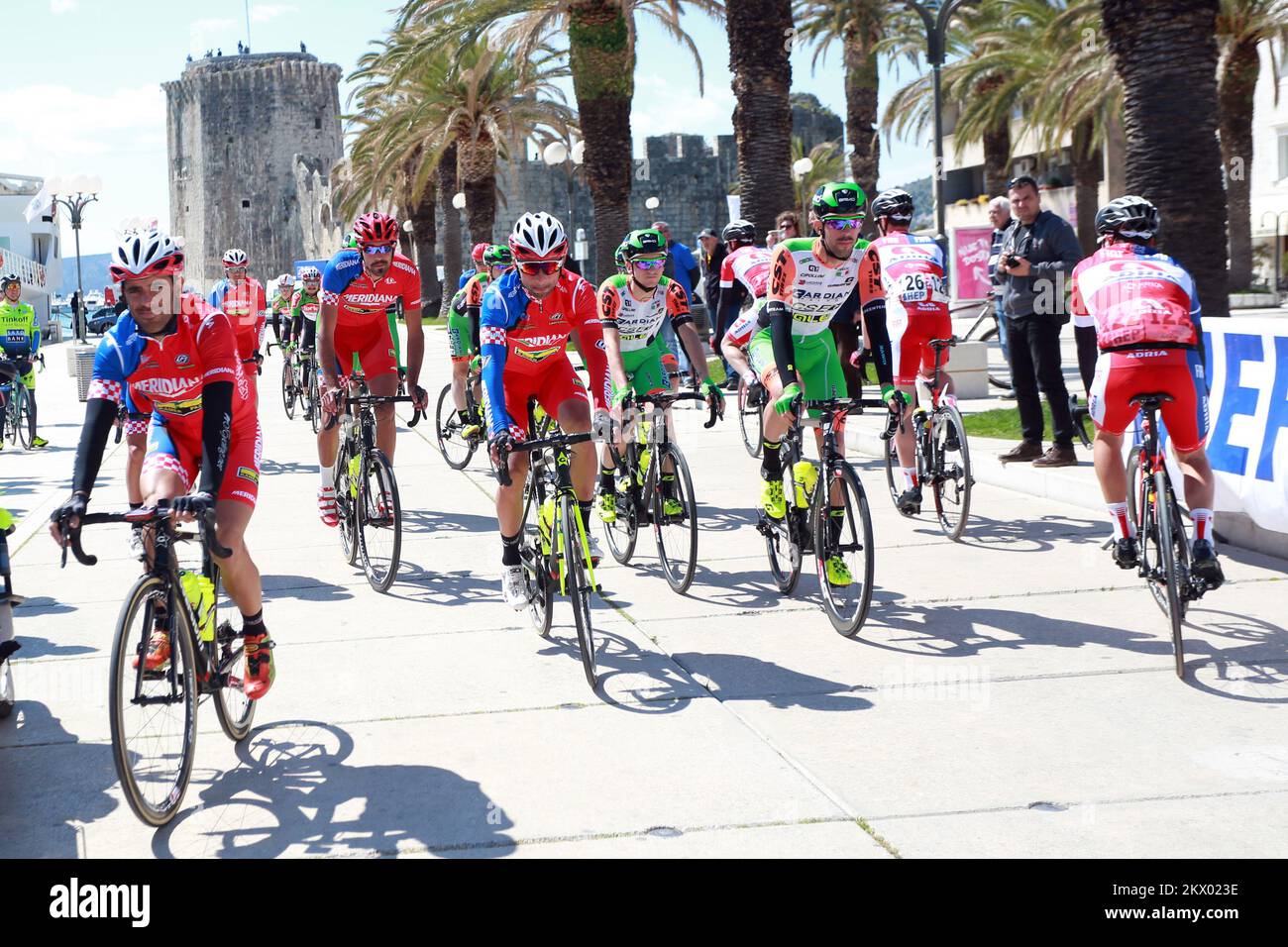 19.04.2017., Trogir, Croacia - Carrera internacional de ciclismo El Tour de Croacia se llevará a cabo por tercer año consecutivo, desde el 18-23 de abril de 2017 a través de seis etapas en la ruta de más de 1.000 kilómetros por toda Croacia. Foto: Miranda Cikotic/PIXSELL Foto de stock