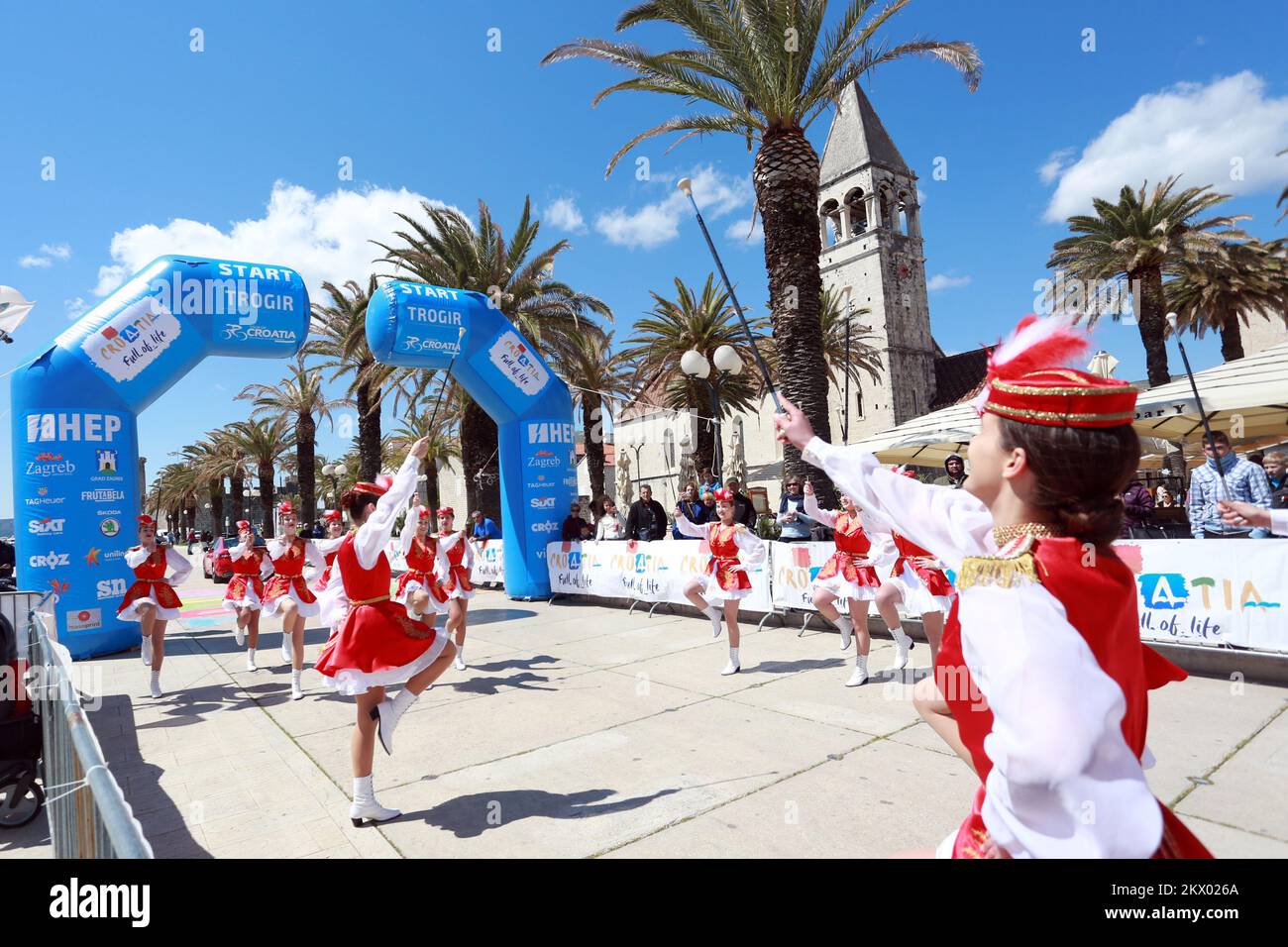 19.04.2017., Trogir, Croacia - Carrera internacional de ciclismo El Tour de Croacia se llevará a cabo por tercer año consecutivo, desde el 18-23 de abril de 2017 a través de seis etapas en la ruta de más de 1.000 kilómetros por toda Croacia. Foto: Miranda Cikotic/PIXSELL Foto de stock