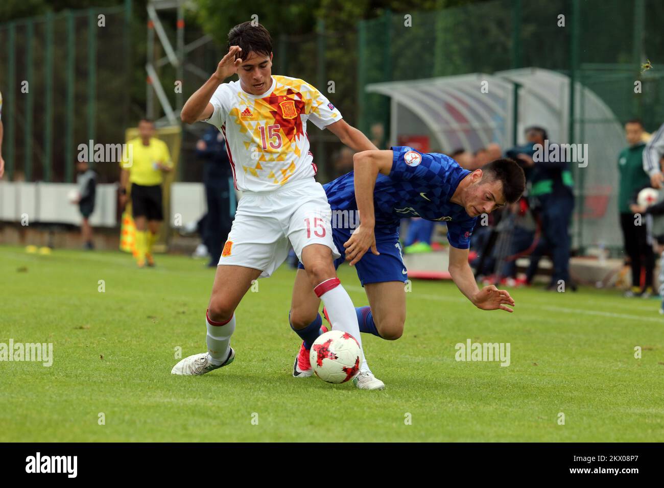 09.05.2017., estadio Zuknica, Kostrena, Croacia - Campeonato Europeo Sub-17 2017, grupo C, ronda 3, España - Croacia. Eric García Martret, Roko Baturina. Foto: Goran Kovacic/PIXSELL Foto de stock