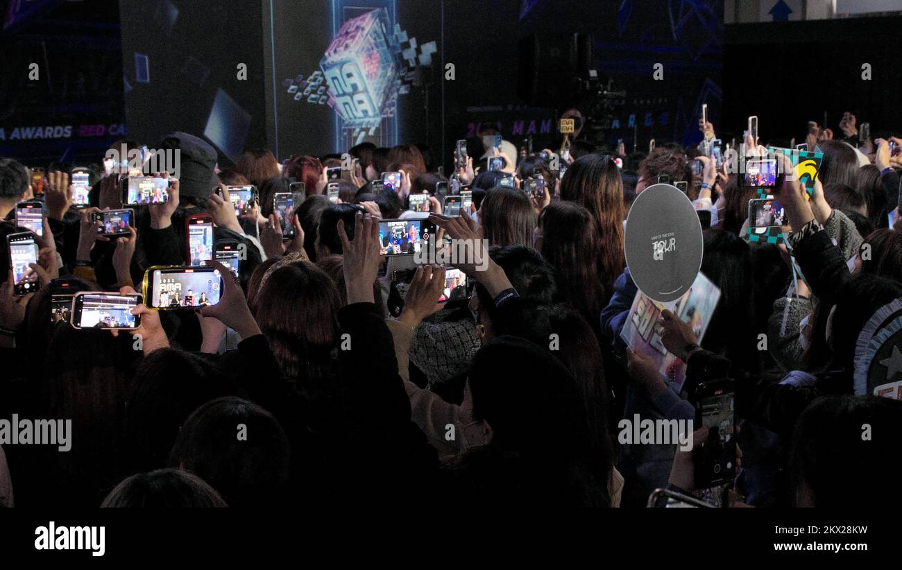 Osaka, Japón. 30th de Nov de 2022. La audiencia toma fotos durante un evento de alfombra roja de LOS MAMA (Mnet Asian Music Awards) 2022 en Osaka, Japón, el miércoles 30 de noviembre de 2022. Foto de Keizo Mori/UPI Crédito: UPI/Alamy Live News Foto de stock