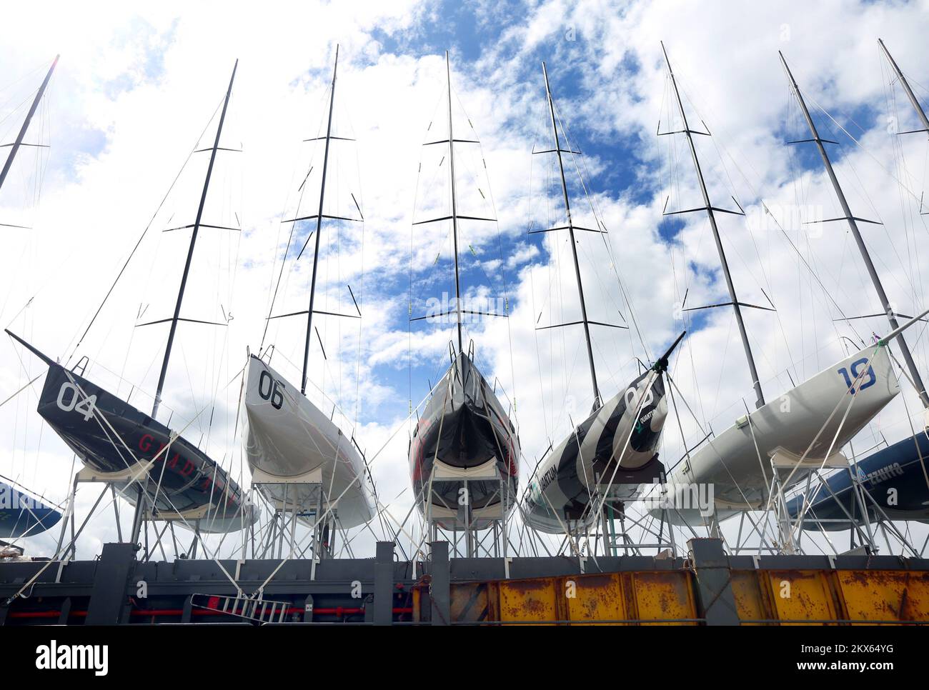 15.05.2018., Sibenik, Croacia Barco de carga Marmuna con 12 veleros