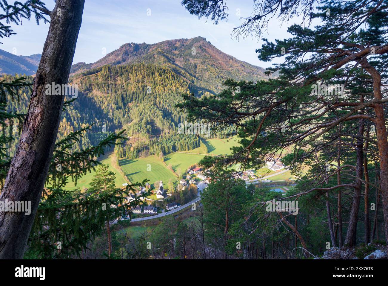 Schwarzau im Gebirge: Pueblo Schwarzau im Gebirge, montaña Obersberg en Wiener Alpen, Alpes, Niederösterreich, Baja Austria, Austria Foto de stock