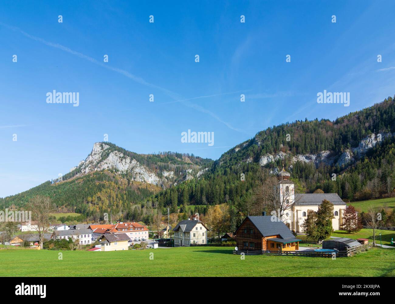 Schwarzau im Gebirge: Pueblo Schwarzau im Gebirge, montaña Falkenstein en Wiener Alpen, Alpes, Niederösterreich, Baja Austria Foto de stock