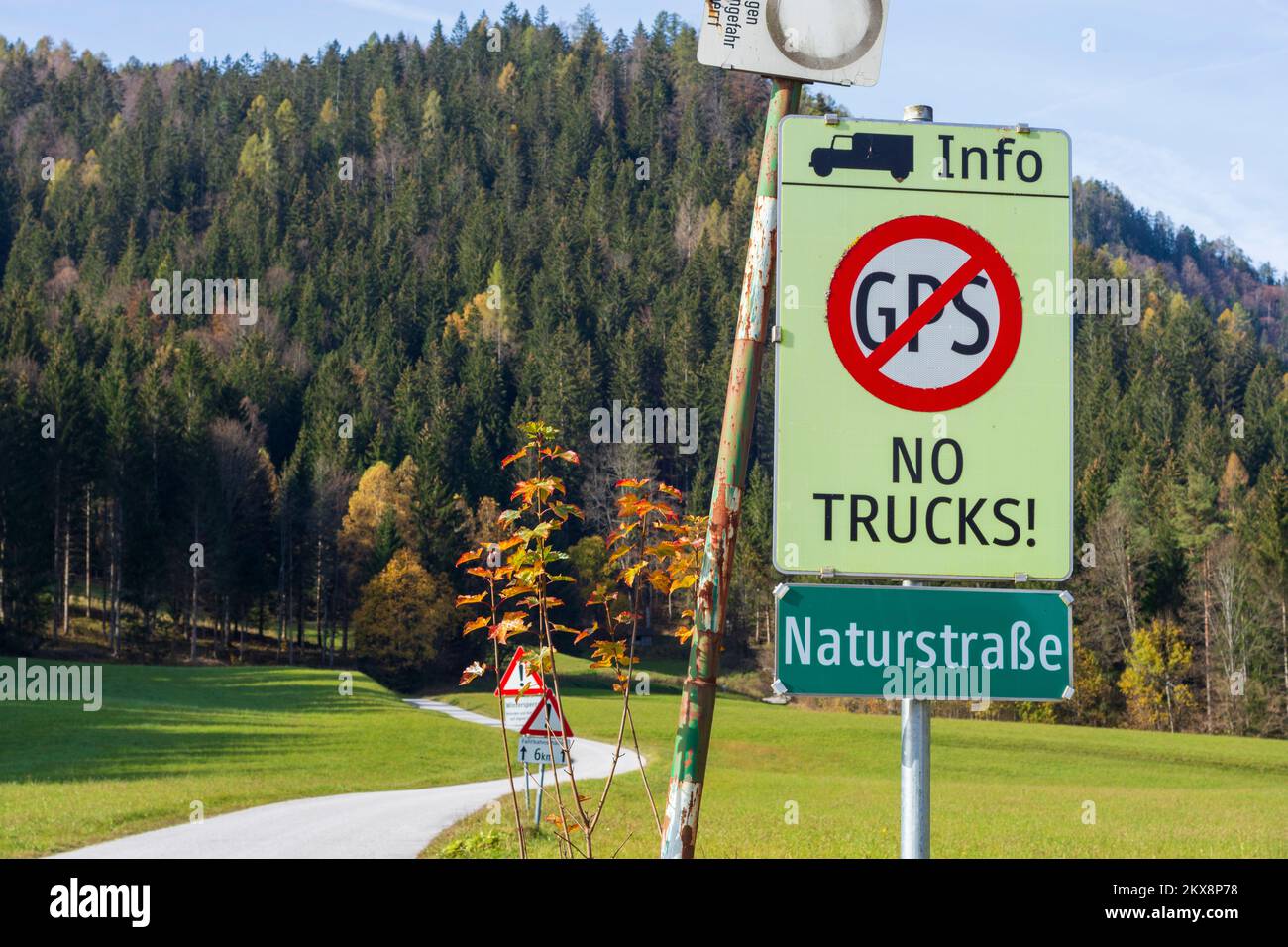 Schwarzau im Gebirge: Señal de información 'No Trucks', GPS incorrecto, carretera secundaria en Wiener Alpen, Alpes, Niederösterreich, Baja Austria, Austria Foto de stock