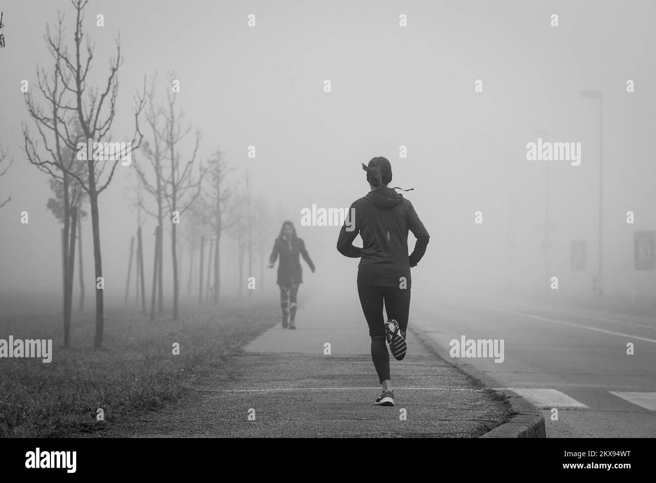 6.11.2018., Zagreb - Niebla matutina en el lago Jarun. Foto: Davor Puklavec / PIXSELL Foto de stock