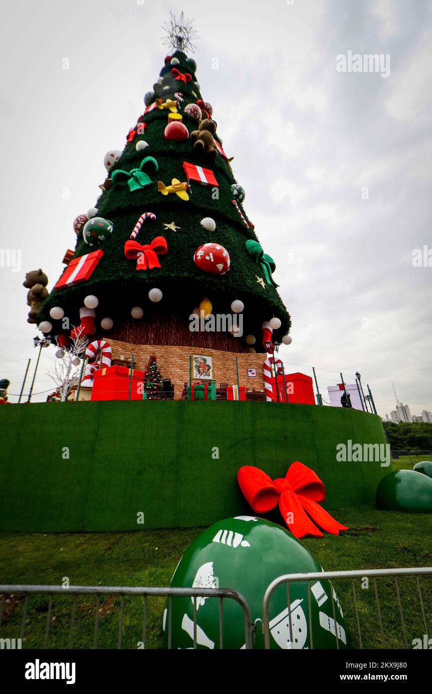 São PAULO, SP : Árvore DE NATAL NO VILLA LOBOS - El famoso  árbol de Navidad, de 52 metros de altura y con un espacio interactivo, sale  este año del Parque