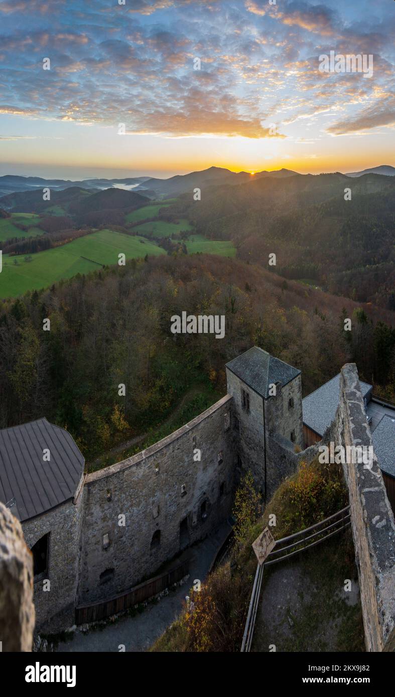 Kaumberg: Salida del sol en el castillo de Araburg en el valle Triestingtal, montaña Hojeck, vista desde la torre del castillo en Mostviertel, Niederösterreich, Baja Austria, Foto de stock