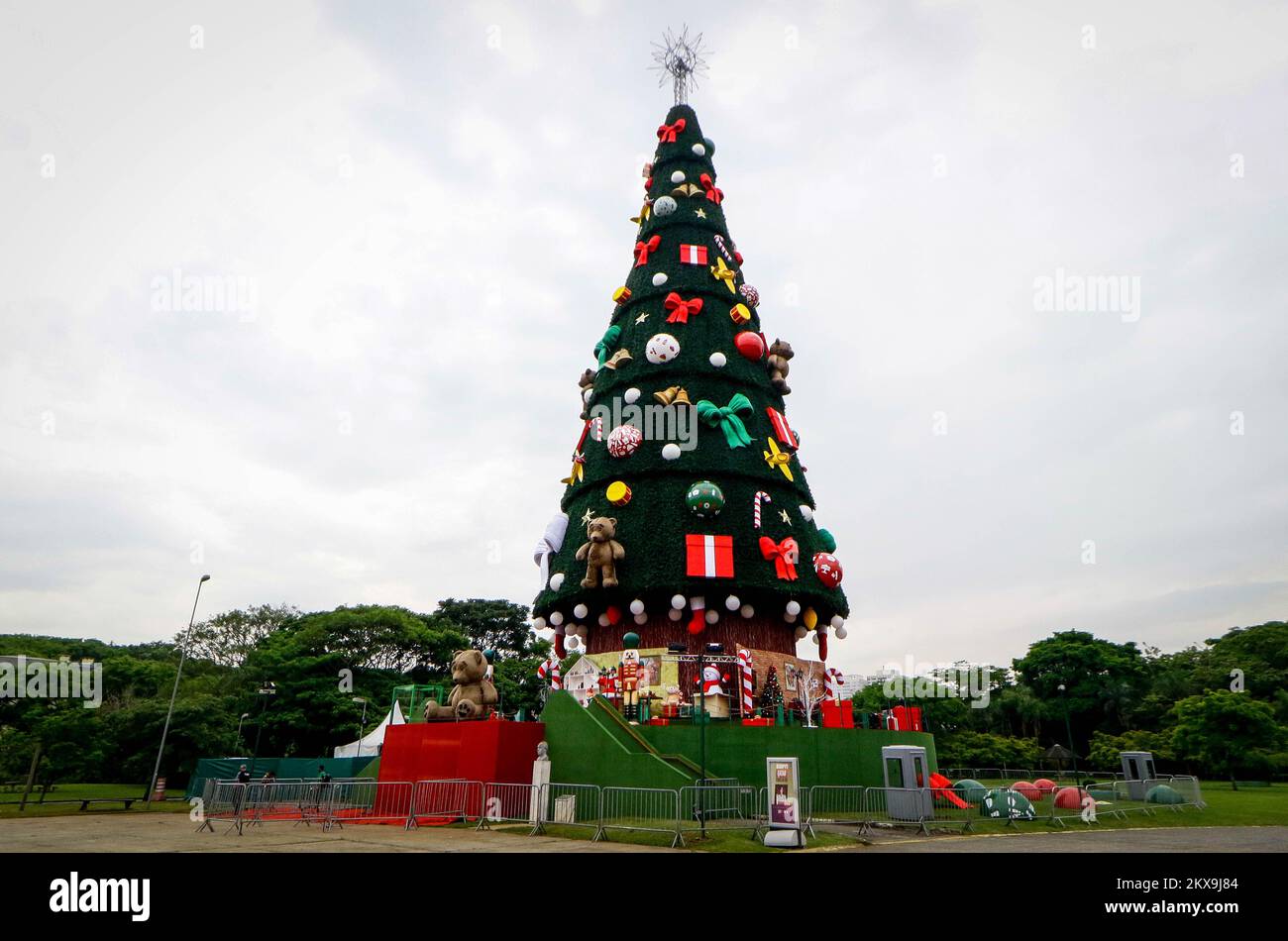 São PAULO, SP : Árvore DE NATAL NO VILLA LOBOS - El famoso  árbol de Navidad, de 52 metros de altura y con un espacio interactivo, sale  este año del Parque