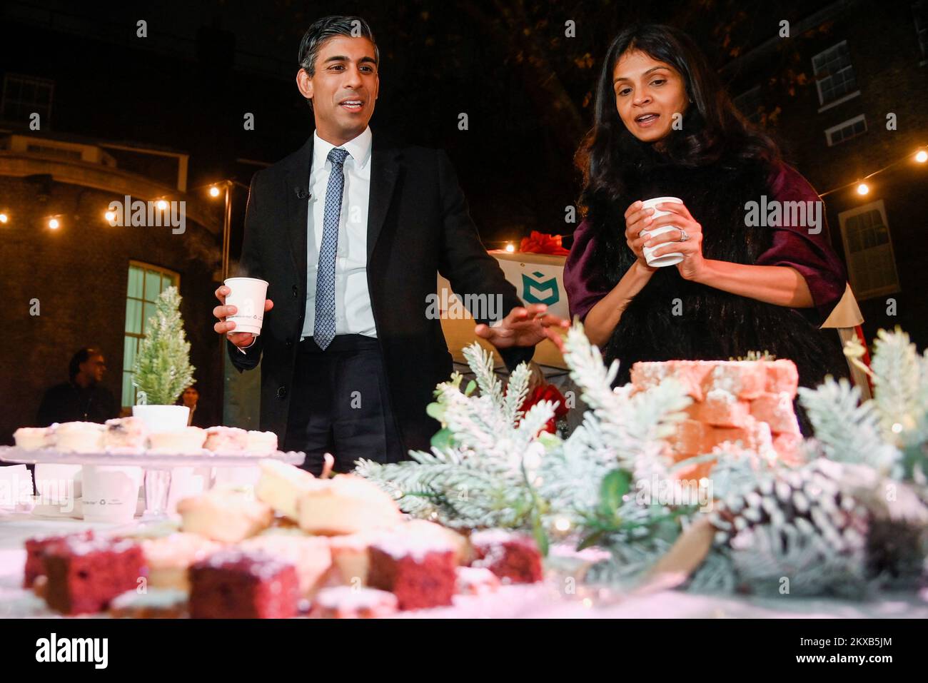El Primer Ministro Rishi Sunak y su esposa Akshata Murty visitan un mercado de alimentos y bebidas mientras Sunak celebra un escaparate festivo en Downing Street, Londres, en forma de mercado callejero para defender a las empresas de todo el Reino Unido antes del sábado de la pequeña empresa. Fecha de la foto: Miércoles 30 de noviembre de 2022. Foto de stock