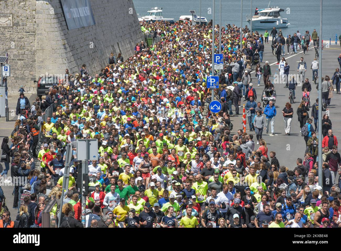 05.05.2019., Zadar, Croacia - Por sexta vez en Zadar se celebró la carrera humanitaria mundial 'Wings for Life World Run', que una vez más unió al mundo a un objetivo - curar las lesiones de la médula espinal. 9.000 corredores participaron en esta carrera humanitaria. Foto: Dino Stanin/PIXSELL Foto de stock