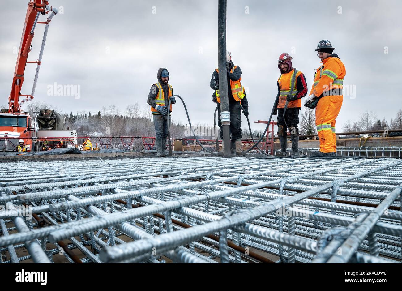 ValStGilles, Quebec, Canadá, 20221125, concretando una losa de