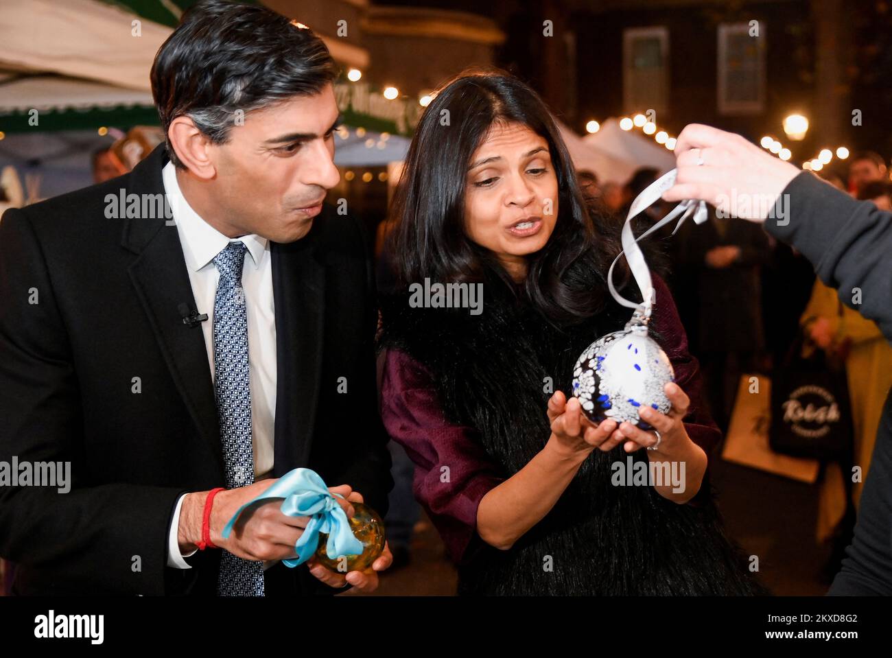 El Primer Ministro Rishi Sunak y su esposa Akshata Murty reciben bolas de vidrio sopladas a mano mientras visitan un mercado de alimentos y bebidas mientras Sunak celebra un escaparate festivo en Downing Street, Londres, en forma de mercado callejero para promocionar empresas de todo el Reino Unido antes del sábado de la pequeña empresa. Fecha de la foto: Miércoles 30 de noviembre de 2022. Foto de stock