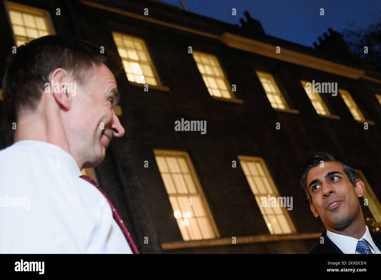 El Primer Ministro Rishi Sunak habla con el Ministro de Hacienda, Jeremy Hunt (izquierda) mientras Sunak celebra un escaparate festivo en Downing Street, Londres, en forma de un mercado callejero para defender a las empresas de todo el Reino Unido antes del sábado de la Pequeña Empresa. Fecha de la foto: Miércoles 30 de noviembre de 2022. Foto de stock
