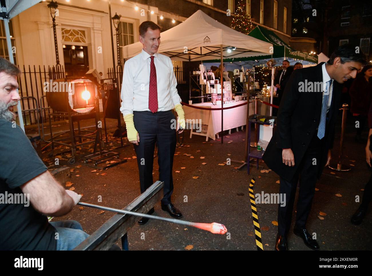 El Primer Ministro Rishi Sunak con el Ministro de Hacienda, Jeremy Hunt (izquierda) mientras Sunak celebra un escaparate festivo en Downing Street, Londres, en forma de un mercado callejero para defender a las empresas de todo el Reino Unido antes del sábado de la Pequeña Empresa. Fecha de la foto: Miércoles 30 de noviembre de 2022. Foto de stock