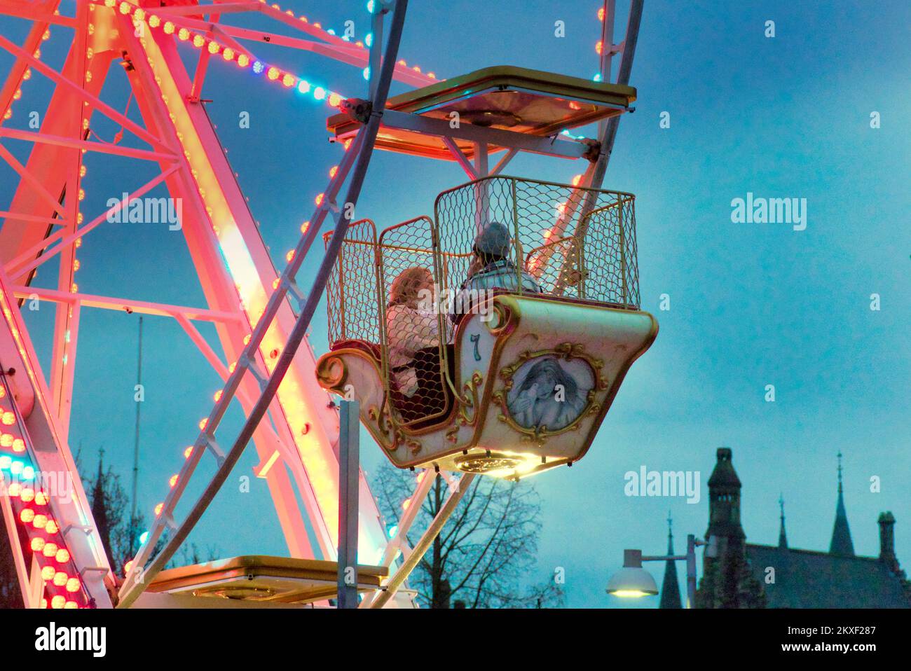 Glasgow, Escocia, Reino Unido, 30th de noviembre de 2022. Elfingrove en la galería de arte kelvingrove, una experiencia mágica para toda la familia con la pista de hielo más grande del Reino Unido y la primera rueda de nieve. Crédito Gerard Ferry/Alamy Live News Foto de stock