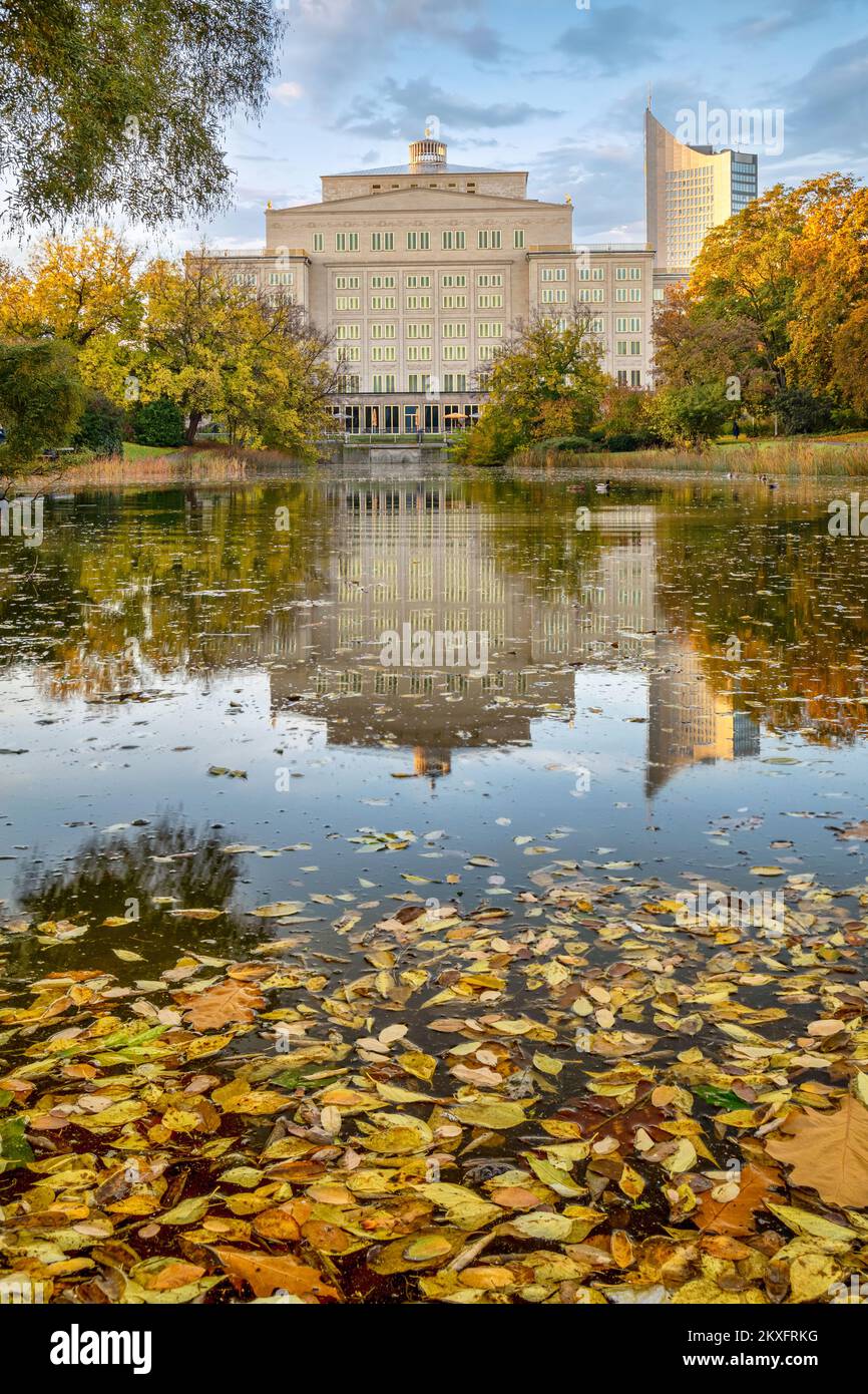 Leipzig, Alemania - Vista de la Ópera que se refleja en el estanque del parque Oberer en otoño Foto de stock
